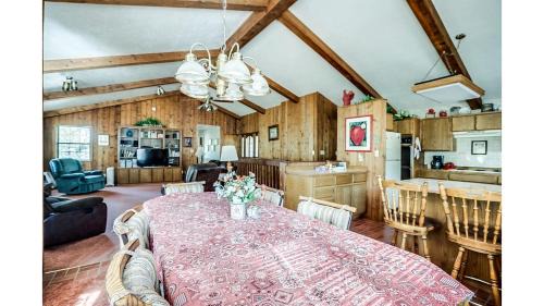 Greer House | Gorgeous Cabin with Fireplace and Barbecue in Greer, Arizona