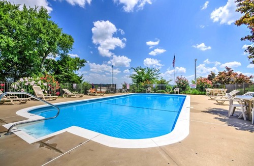 Branson Apartment | Gorgeous Condo with Resort Pool Near Branson Strip!