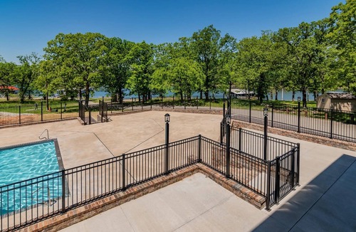 Lampe Condo | Gorgeous Lake Front Condo with Pool, Hot Tub & Boat Ramp - 30 Min from Branson