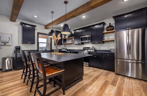 Kimberling City House | Gorgeous Lakefront Lodge with Free canoes, kayaks, pickleball, volleyball and much more!