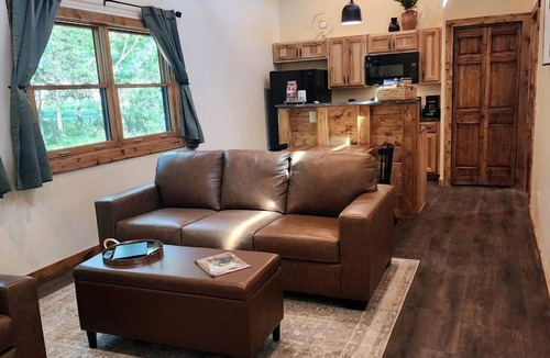 Carbondale Cabin | Gorgeous Secluded Wooden Cabin in Carbondale, Illinois