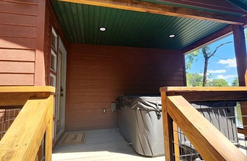Carbondale Cabin | Gorgeous Secluded Wooden Cabin in Carbondale, Illinois