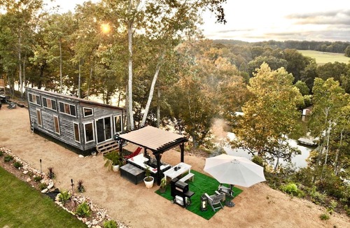 Rogersville Cabin | Gorgeous Tiny House with Indoor and Outdoor Lounging Space in Alabama