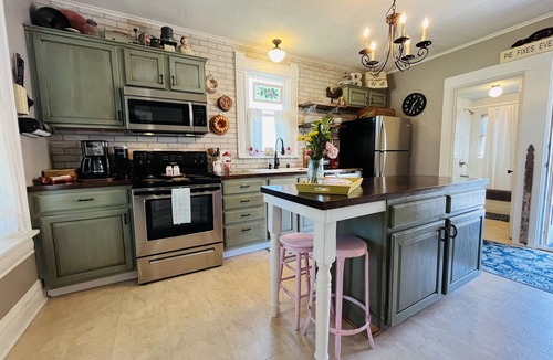 De Soto House | Grandma B’s House: Victorian 3BR Near KC Weddings & WC26