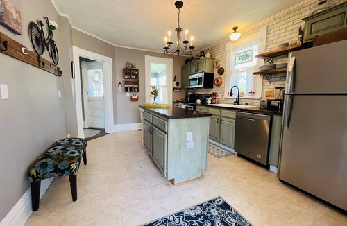 De Soto House | Grandma B’s House: Victorian 3BR Near KC Weddings & WC26
