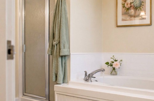Edenton Bed & Breakfast | Granville Queen Inn Downtown Edenton King Bed 2nd Floor