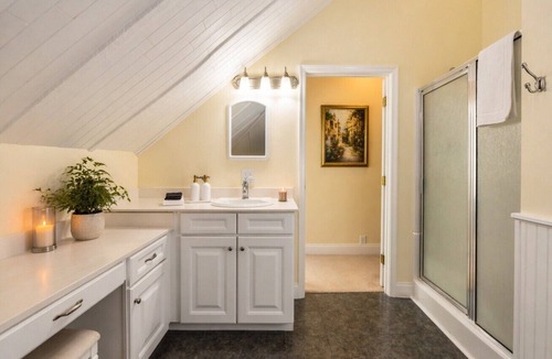 Edenton Bed & Breakfast | Granville Queen Inn Downtown Edenton Queen Bed Top Floor