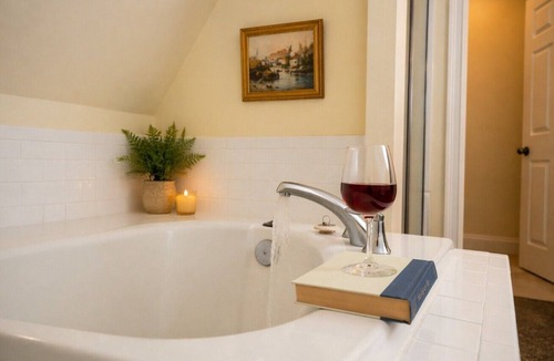 Edenton Bed & Breakfast | Granville Queen Inn Downtown Edenton Queen Bed Top Floor