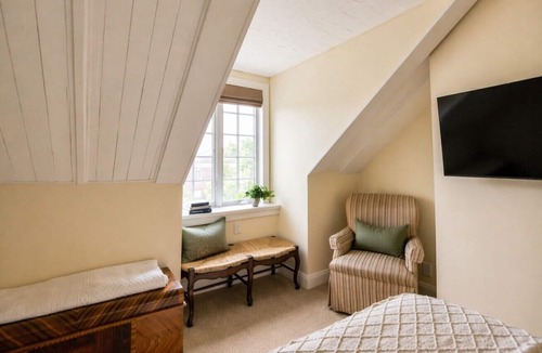 Edenton Bed & Breakfast | Granville Queen Inn Downtown Edenton Full Bed Top Floor