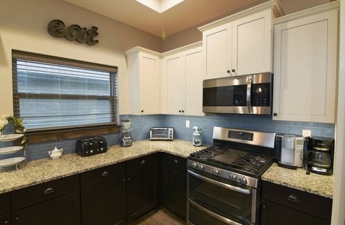 Lampe Cabin | “Gray Wolf Lodge” - Luxury, Wheelchair Friendly Lakeview Home pickleball court