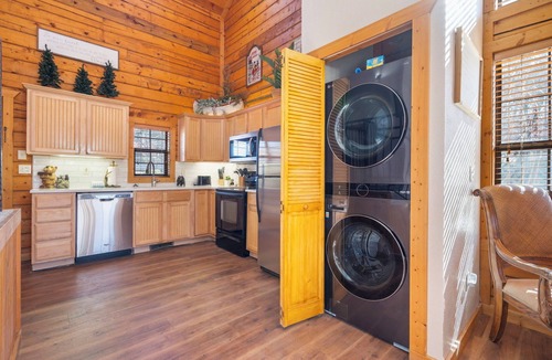 Branson Theater District Cabin | Great Cabin, Close to the Pool, Relaxing Views! 2 Minutes to Tanger Outlets!