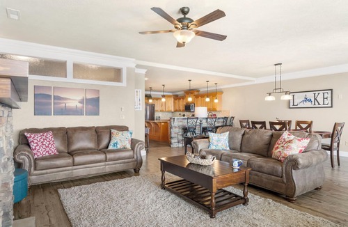 Indian Point Condo | Great Lake Views in Spacious Luxury Condo at Treehouse 1402! Free Tickets to Branson Attractions!