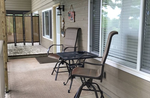 Lake Ozark Condo | GREAT LAKEVIEW LOCATION WITH TROPICAL VIBES