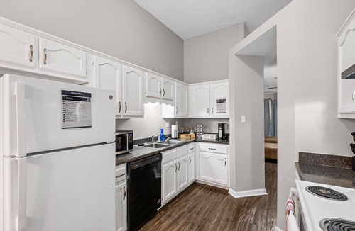 Southaven House | Great location 3BR Home w/brand new premium flooring + Fast Wi-Fi. Pet-Friendly