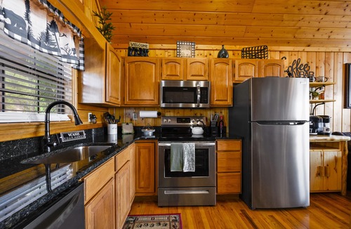Sevierville Cabin | Great Mountain View-Hot Tub-1.5 Miles to Dollywood-Resort Pool-No Mountain Roads