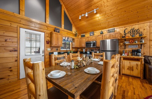 Sevierville Cabin | Great Mountain View-Hot Tub-1.5 Miles to Dollywood-Resort Pool-No Mountain Roads