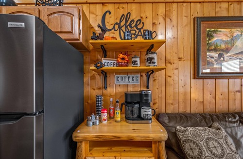 Sevierville Cabin | Great Mountain View-Hot Tub-1.5 Miles to Dollywood-Resort Pool-No Mountain Roads