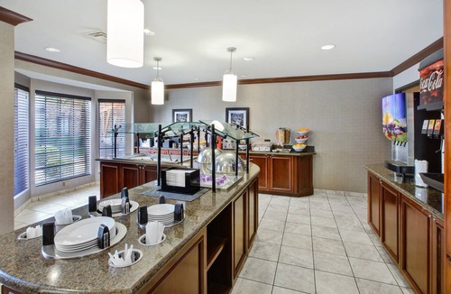 Middletown Condo | Great Value! 2 Bedroom Suite | Free Breakfast + Shared Outdoor Pool. Near Ford Motor Company!