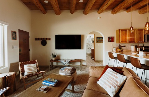 Taos House | Great Views, Rave Reviews, Hot Tub, Kiva Fireplace, Outdoor Cone Firepit