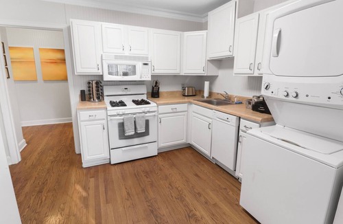 University District Apartment | Green Door.:Renovated Cozy Cottage Centrally Located