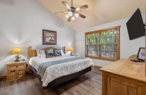 Reeds Spring House | Grey Moose Lodge with Amenities Access