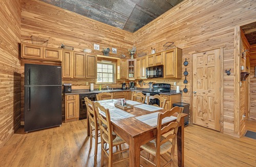 Cub Run Cabin | Group Escape 3 Mi to Nolin Lake! Fish, Hike & Boat