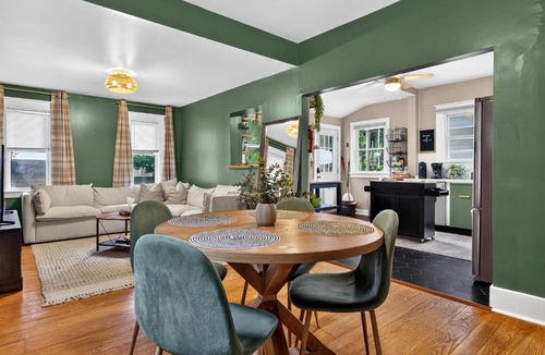 Schnitzelburg House | Group-friendly Beechmont retreat with backyard