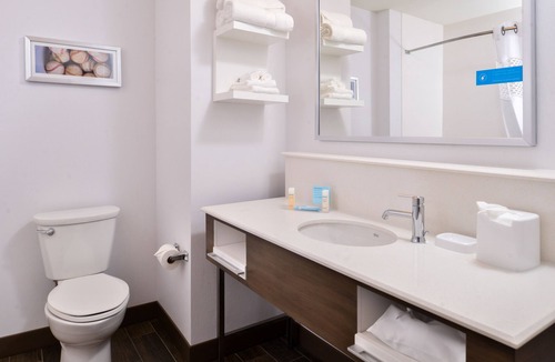 Carter Lake Hotel | Hampton Inn Omaha Airport