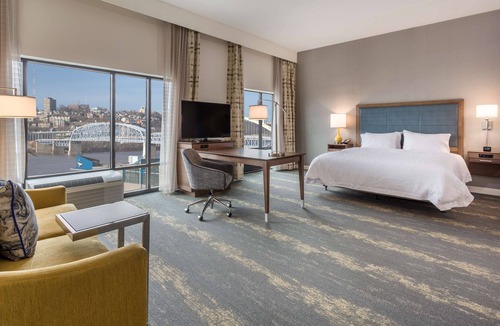 Newport Hotel | Hampton Inn & Suites Newport/Cincinnati