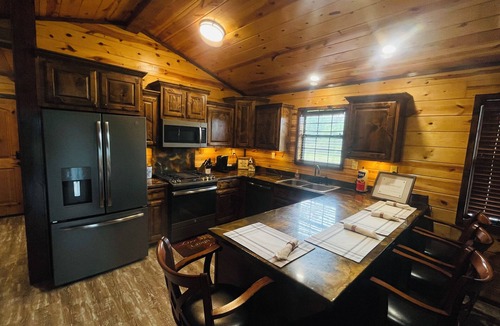 Octavia Cabin | HAPPY TAILS is a cozy pet friendly cabin with beautiful views, fenced yard,WIFI