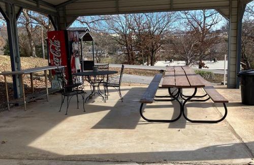 Kimberling City Hotel | Harper Valley 10