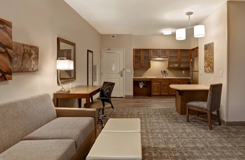 Overland Park Apartment | Hearing Accessible 1-Bedroom Suite w/Kitchen