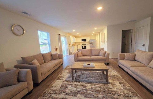 Elizabethtown House | Heart of E-town 5BR Home