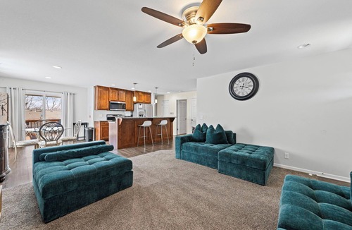 Lansing House | Heartland Home 3BR Home w/Parking Pet Friendly Accommodated up to 10 guests