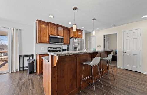 Lansing House | Heartland Home 3BR Home w/Parking Pet Friendly Accommodated up to 10 guests