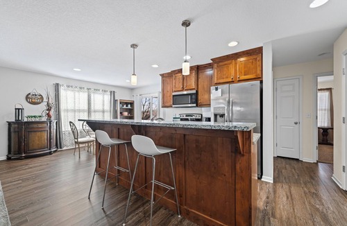 Lansing House | Heartland Home 3BR Home w/Parking Pet Friendly Accommodated up to 10 guests