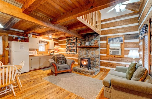 Cosby Cabin | Hearts Bursting with Love Romantic Creekside Retreat!