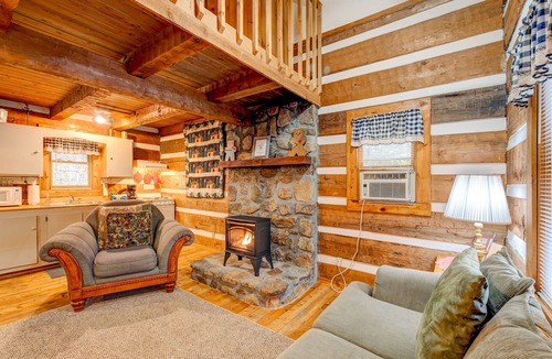Cosby Cabin | Hearts Bursting with Love Romantic Creekside Retreat!