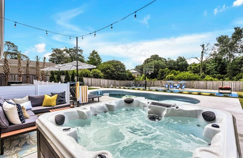 Wilmington House | Heated Pool, Hot Tub, Pickleball & B-Ball/10 Min to Beach/Sleeps 20
