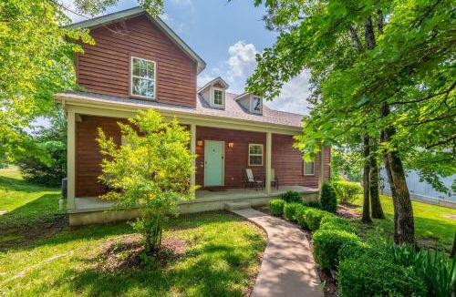Hollister House | Hickory Hideaway with Communal Pool Access