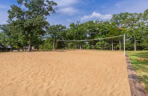 Branson Condo | HICV Holiday Hills Resort 1br suite Friday check-in