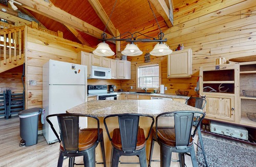 Red River Cabin | Hideaway on High - Mountain Views & Walk to Town