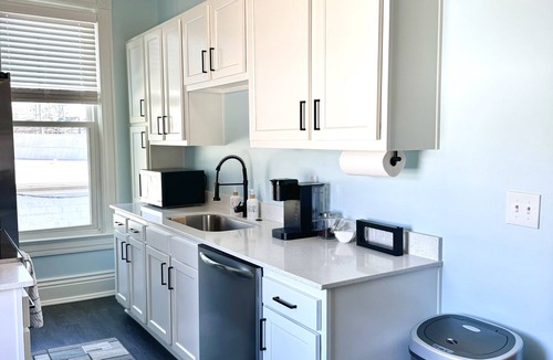 Cherokee Triangle House | Highlands Walkability- Top Restaurants, Nightlife, Shops- PacMan/King Bed