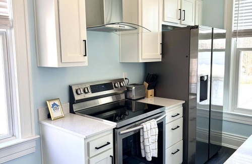 Cherokee Triangle House | Highlands Walkability- Top Restaurants, Nightlife, Shops- PacMan/King Bed