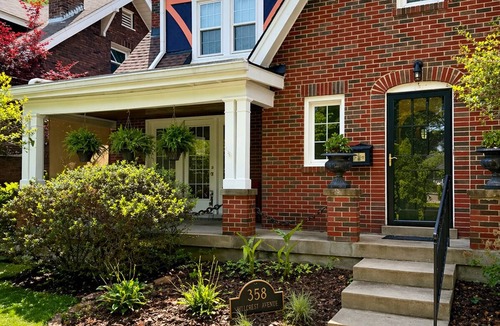Crescent Hill House | Hillcrest Storybook Cottage: 8 Min to Downtown + Derby
