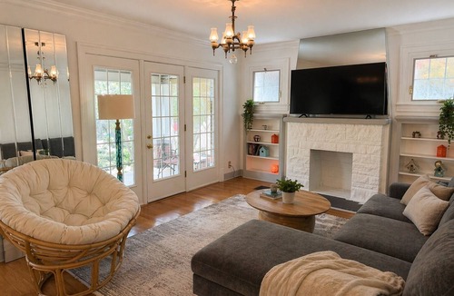 Crescent Hill House | Hillcrest Storybook Cottage: 8 Min to Downtown + Derby