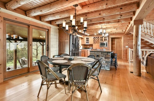 Shelbyville Cabin | Hillside Cabin w/Slps 20+ 11BD 3BA Fireplace & Hot Tub