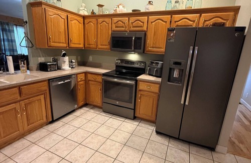 St. Robert House | Hillside Hideaway is a spacious five-bedroom retreat nestled in a quiet neighborhood in St. Robert, Missouri, just minutes from Fort Leonard Wood