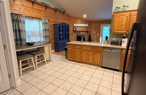 St. Robert House | Hillside Hideaway is a spacious five-bedroom retreat nestled in a quiet neighborhood in St. Robert, Missouri, just minutes from Fort Leonard Wood