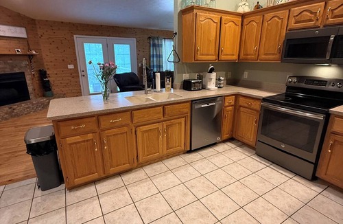 St. Robert House | Hillside Hideaway is a spacious five-bedroom retreat nestled in a quiet neighborhood in St. Robert, Missouri, just minutes from Fort Leonard Wood